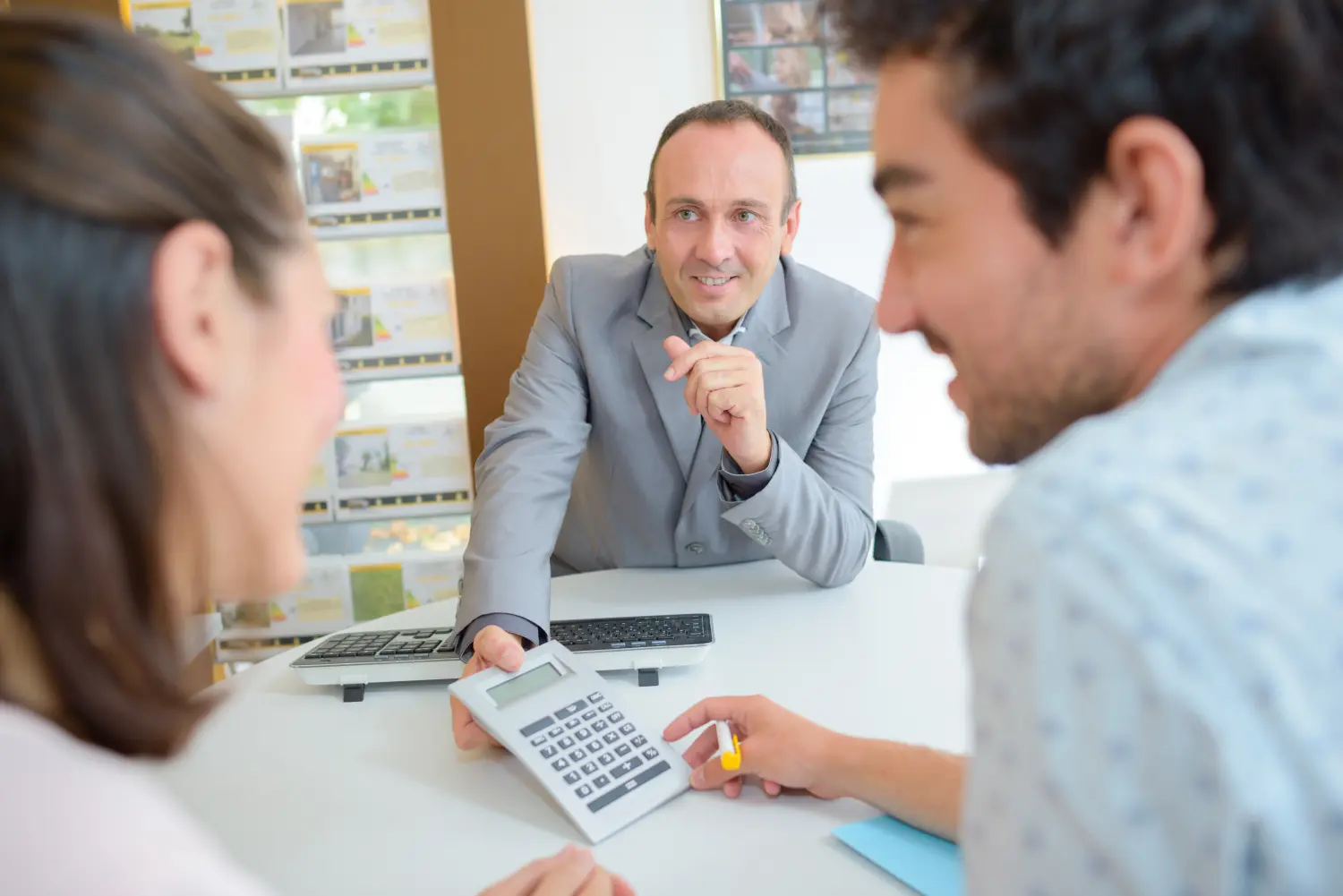 Paar im Immobilienbüro